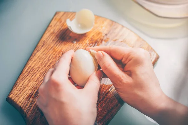 Жінка Очищає Варене Яйце Від Шкаралупи Вид Від Першої Особи — стокове фото