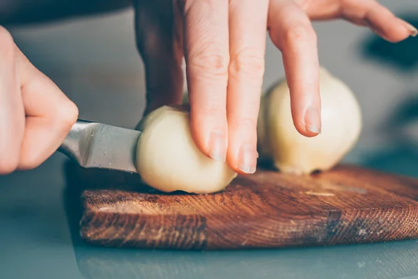 玉ねぎの切り身を調理する — ストック写真