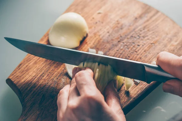 Cocinero Corta Cebolla Una Tabla Cortar —  Fotos de Stock