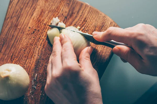 Cocinero Corta Cebolla Una Tabla Cortar —  Fotos de Stock