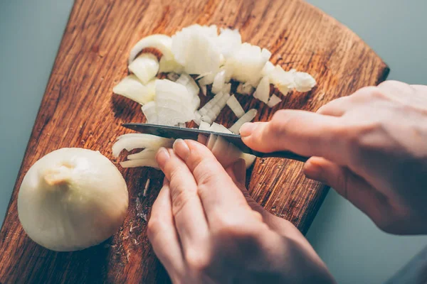 Kokken Skjærer Løken Tavle – stockfoto