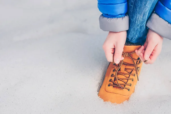 Laço Close Atacadores Botas Caminhada Neve — Fotografia de Stock