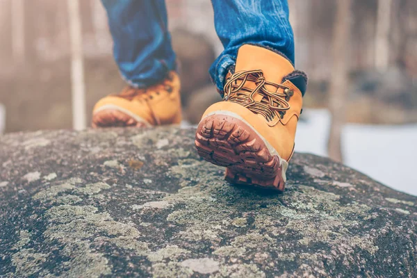 Piernas Del Descubridor Viajero Botas Senderismo Las Montañas Sobre Roca —  Fotos de Stock