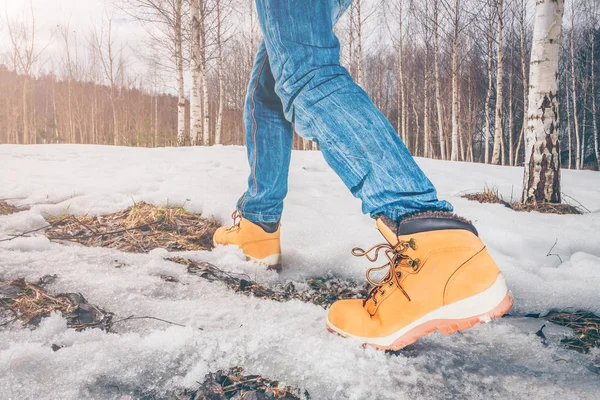 Χειμερινές Μπότες Πεζοπορίας Στο Χιόνι — Φωτογραφία Αρχείου