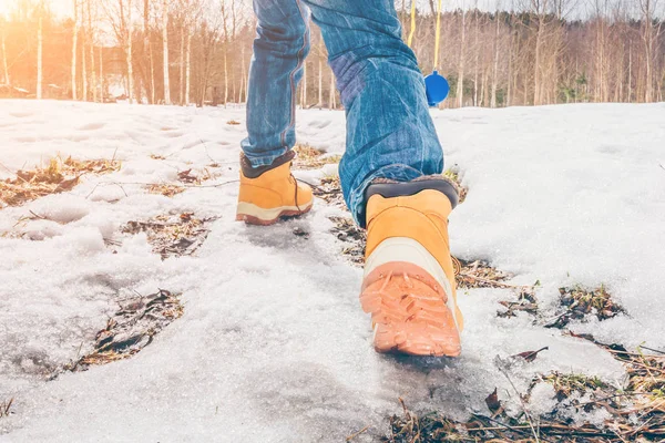 Patas Viajero Botas Senderismo Sobre Nieve Medio Del Campo Busca —  Fotos de Stock