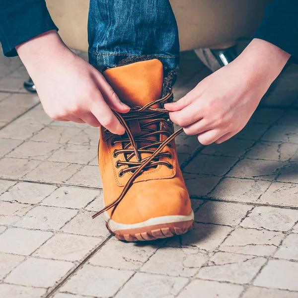 Menino Está Usando Botas Caminhada Para Andar Viajar — Fotografia de Stock
