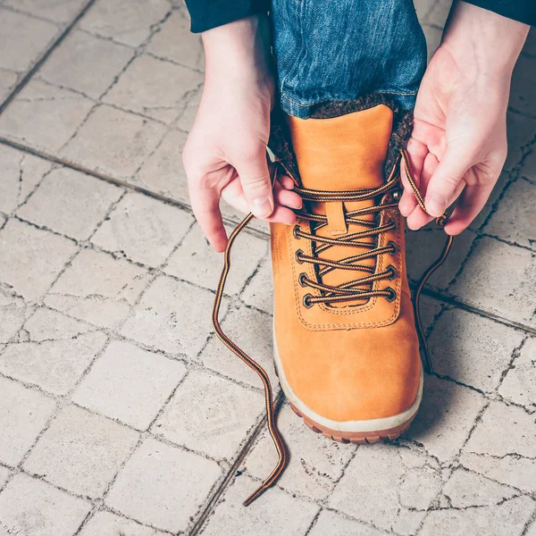 Close Menino Está Indo Uma Expedição Amarrando Cadarços Botas Caminhada — Fotografia de Stock