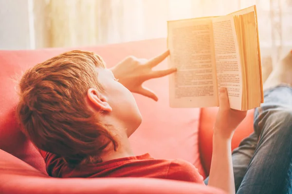 Menino Ruivo Sentou Confortavelmente Uma Cadeira Entusiasticamente Lendo Livro Romance — Fotografia de Stock