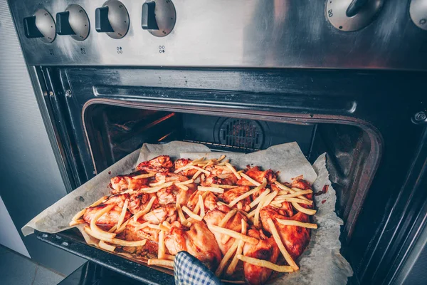 Cocinero Extrae Sartén Con Fragantes Jugosas Alas Parrilla Del Horno — Foto de Stock