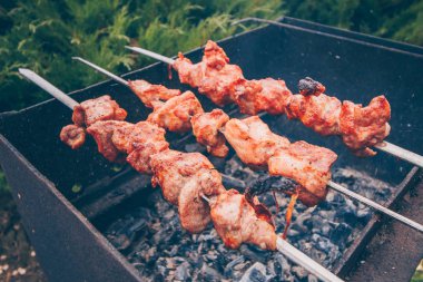 Et bir yürüyüş sıcak kömürleri üzerinde kavrulmuş