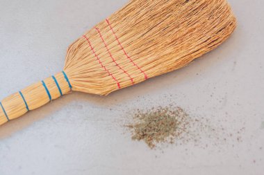 Çöp yığını yanında yerde saman süpürge