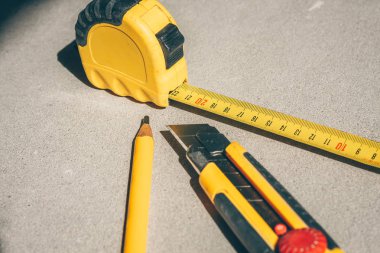 Duvar kağıdı için araçlar: bir bıçak, bant ölçüsü, kalem
