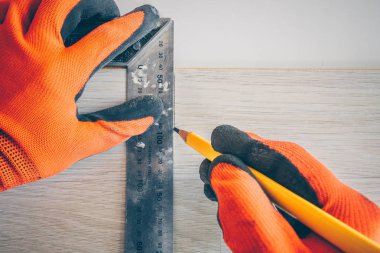 Birinci kişi görünümü: eldiven işçi bir tahta işaretleri