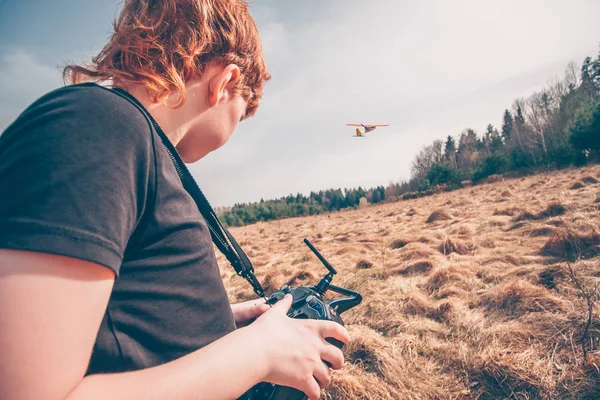 Athlete Model Aircraft Manages Airplane Model Sky — Stock Photo, Image