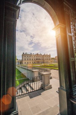 Bialystok, Polonya, 30 Nisan 2018: Branicki Sarayı 'nda metal bir Pergola kemeri ile görüntüle