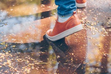 Bahar su birikintileri yürüyüş