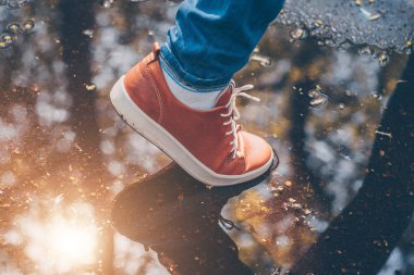 Ayak bir yağmurdan sonra bir su birikintisi geliyor