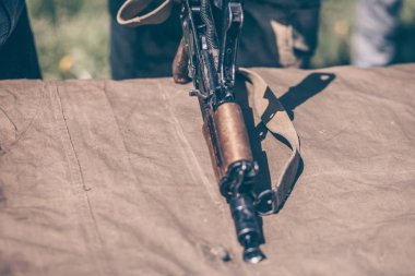 Eğitmen nasıl ak-47 Kalaşnikof sökmek için gösterir