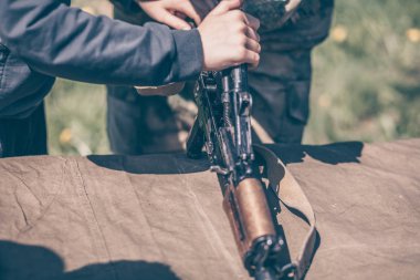 Eğitmen nasıl ak-47 Kalaşnikof sökmek için gösterir