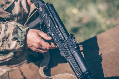 Eğitmen nasıl ak-47 Kalaşnikof sökmek için gösterir