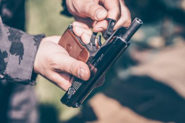 Eğitmen, Makarov tabancasını nasıl sökmesi ve montajını gösterir