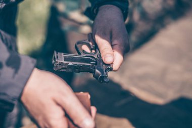 Eğitmen, Makarov tabancasını nasıl sökmesi ve montajını gösterir