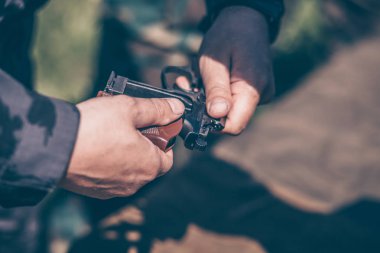 Eğitmen, Makarov tabancasını nasıl sökmesi ve montajını gösterir