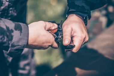 Eğitmen, Makarov tabancasını nasıl sökmesi ve montajını gösterir