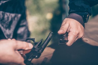 Eğitmen, Makarov tabancasını nasıl sökmesi ve montajını gösterir