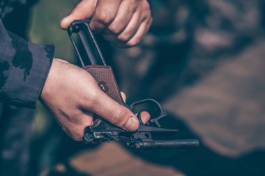 Eğitmen, Makarov tabancasını nasıl sökmesi ve montajını gösterir