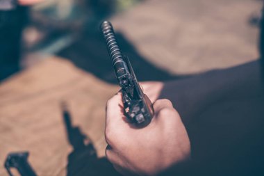 Eğitmen, Makarov tabancasını nasıl sökmesi ve montajını gösterir