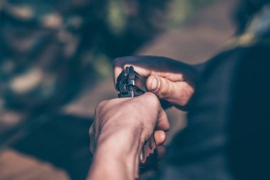 Eğitmen, Makarov tabancasını nasıl sökmesi ve montajını gösterir