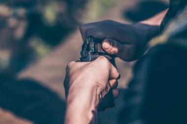 Eğitmen, Makarov tabancasını nasıl sökmesi ve montajını gösterir