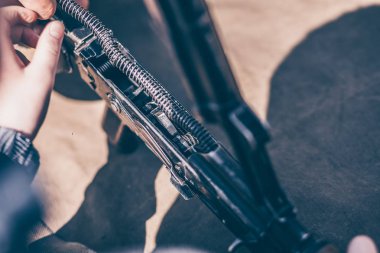 Çocuk demontaj gerçekleştirir, temizleme ve montaj ak-47, bir otomatik tüfek Kalaşnikof