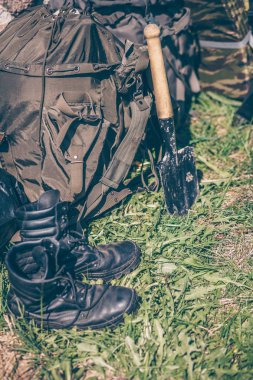 Ordu donanımları, askeri botlar, sırt çantası ve kürek