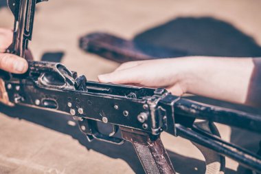 Çocuk demontaj gerçekleştirir, temizleme ve montaj ak-47, bir otomatik tüfek Kalaşnikof