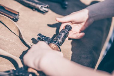 Çocuk demontaj gerçekleştirir, temizleme ve montaj ak-47, bir otomatik tüfek Kalaşnikof