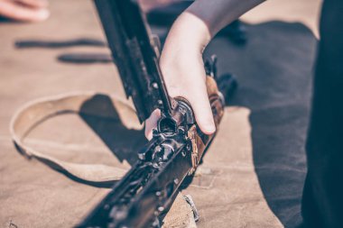 Çocuk demontaj gerçekleştirir, temizleme ve montaj ak-47, bir otomatik tüfek Kalaşnikof