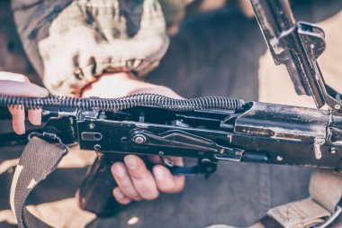 Çocuk demontaj gerçekleştirir, temizleme ve montaj ak-47, bir otomatik tüfek Kalaşnikof