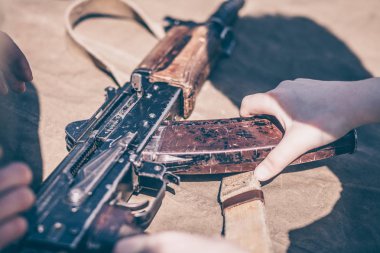 Çocuk demontaj gerçekleştirir, temizleme ve montaj ak-47, bir otomatik tüfek Kalaşnikof