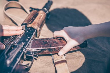Çocuk demontaj gerçekleştirir, temizleme ve montaj ak-47, bir otomatik tüfek Kalaşnikof