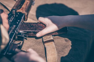 Çocuk demontaj gerçekleştirir, temizleme ve montaj ak-47, bir otomatik tüfek Kalaşnikof