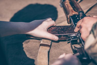 Çocuk demontaj gerçekleştirir, temizleme ve montaj ak-47, bir otomatik tüfek Kalaşnikof