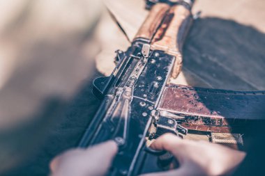 Çocuk demontaj gerçekleştirir, temizleme ve montaj ak-47, bir otomatik tüfek Kalaşnikof