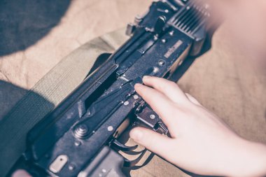 Çocuk demontaj gerçekleştirir, temizleme ve montaj ak-47, bir otomatik tüfek Kalaşnikof