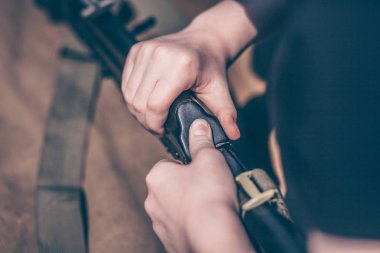 Çocuk demontaj gerçekleştirir, temizleme ve montaj ak-47, bir otomatik tüfek Kalaşnikof
