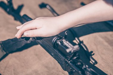 Çocuk demontaj gerçekleştirir, temizleme ve montaj ak-47, bir otomatik tüfek Kalaşnikof