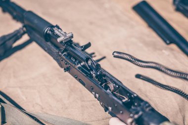 Çocuk demontaj gerçekleştirir, temizleme ve montaj ak-47, bir otomatik tüfek Kalaşnikof