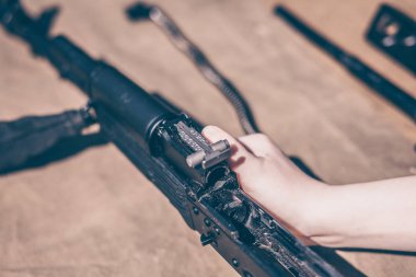 Çocuk demontaj gerçekleştirir, temizleme ve montaj ak-47, bir otomatik tüfek Kalaşnikof