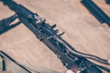 Çocuk demontaj gerçekleştirir, temizleme ve montaj ak-47, bir otomatik tüfek Kalaşnikof